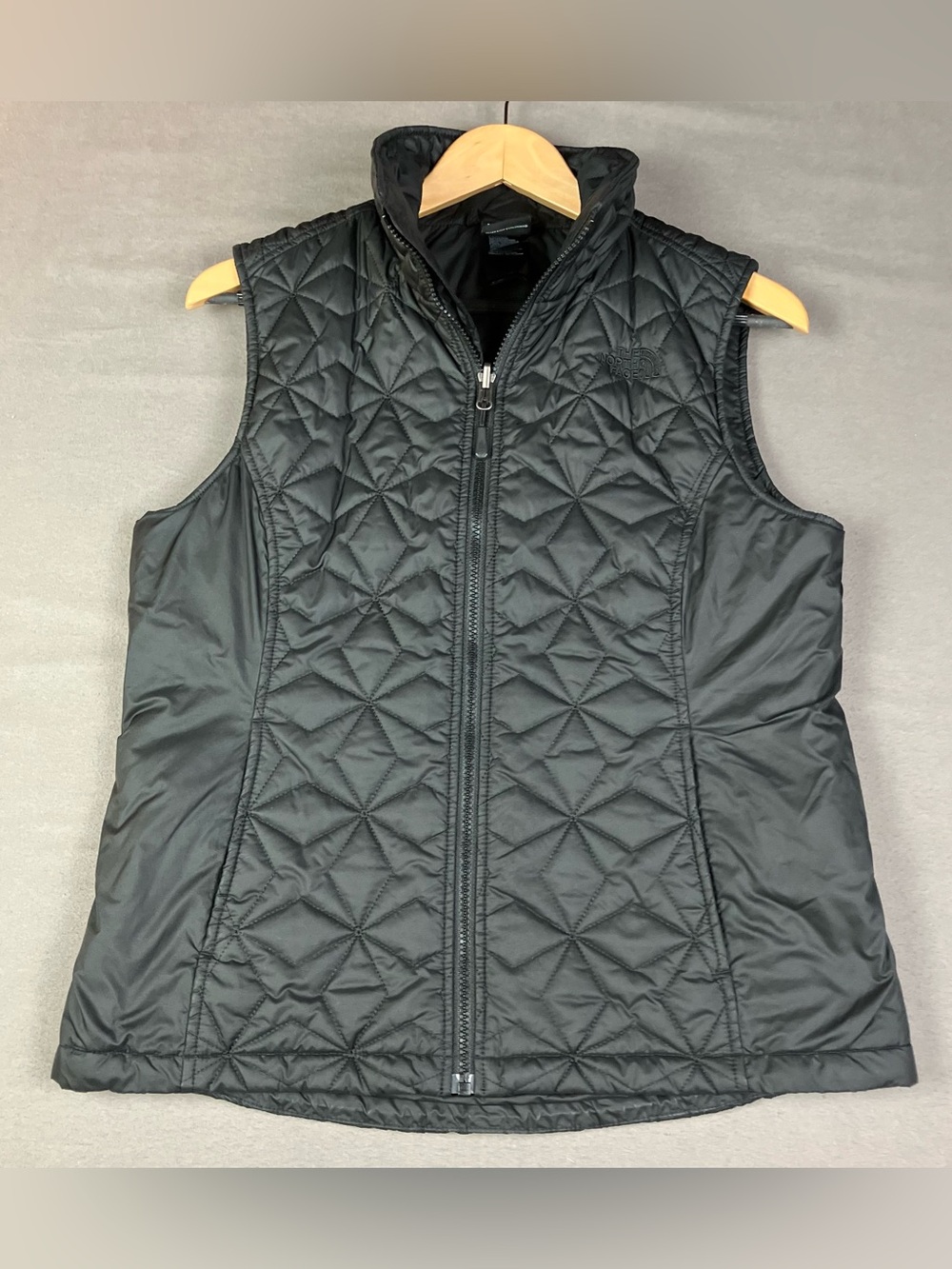 The North Face Women's Size M Black Quilted Puffer Vest Full Zip